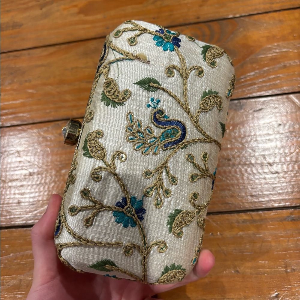 (1001) BEADED CLUTCH - Picture 5 of 10